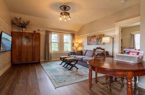 Siskiyou-Hargadine Historic District House | BookStayHop - RedTail McCall Suite~ Hot Tub and Convienent Tesla Station