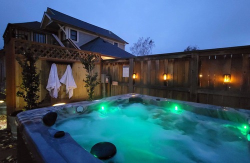 Siskiyou-Hargadine Historic District House | BookStayHop - RedTail McCall Suite~ Hot Tub and Convienent Tesla Station