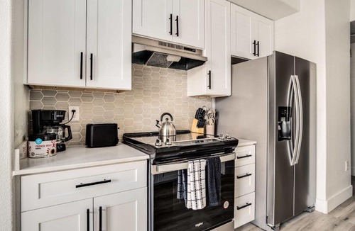 Glendale Sports and Entertainment District Apartment | Boulevard Stays 2BR by Stadium Pool Parking Gym 06