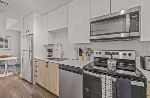Evans Churchill Apartment | Boulevard Stays Modern Highrise STU Sky Pool, Gym 10