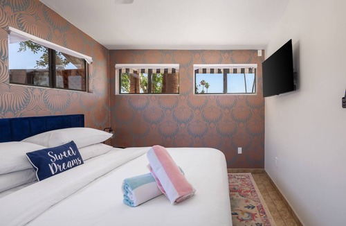 Warm Sands Hotel | Bowie Suite · Palm Springs Pool, Hot Tub, Kitchen