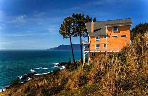 Shelter Cove Apartment | Breathtaking Oceanview! by OceanviewHotTubs Monthly Minimum