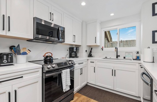 Solana Beach Condo | Breeze & Bridle Comfy Condo WFH near Beach, Pool and Racetrack