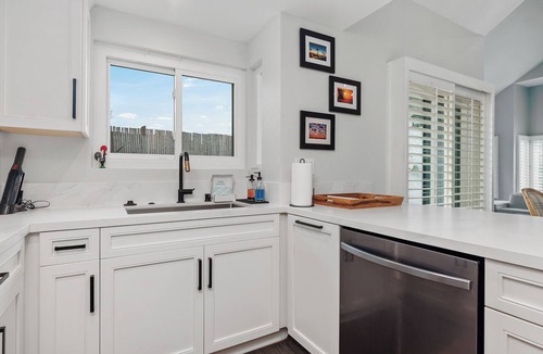 Solana Beach Condo | Breeze & Bridle Comfy Condo WFH near Beach, Pool and Racetrack