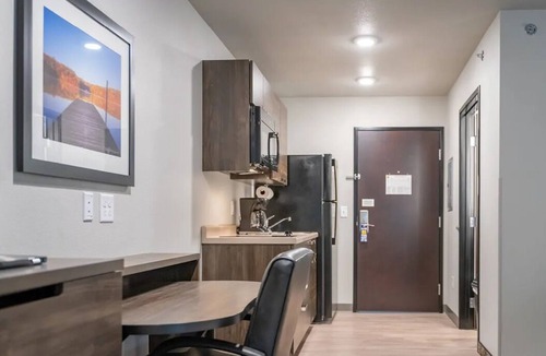 Redding Hotel | Bright 3-Room Retreat Near Redding’s Shops & Dining Hotspots
