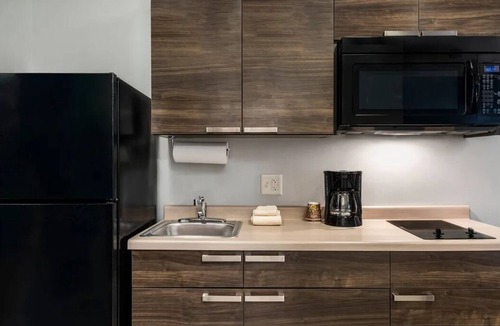 Redding Hotel | Bright 3-Room Retreat Near Redding’s Shops & Dining Hotspots