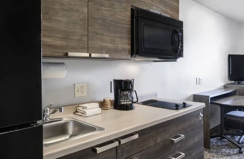 Redding Hotel | Bright 3-Room Retreat Near Redding’s Shops & Dining Hotspots
