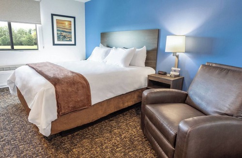 Redding Hotel | Bright 3-Room Retreat Near Redding’s Shops & Dining Hotspots