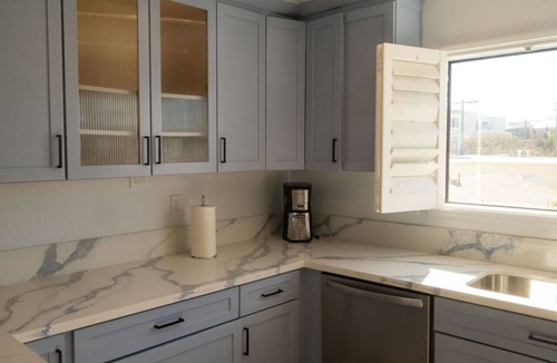 Marina Peninsula Apartment | Bright 5 bdroom 3 bath w/Rooftop Deck by the Beach