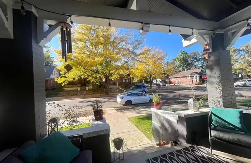 Congress Park House | Bright bungalow 3 blocks to City Park