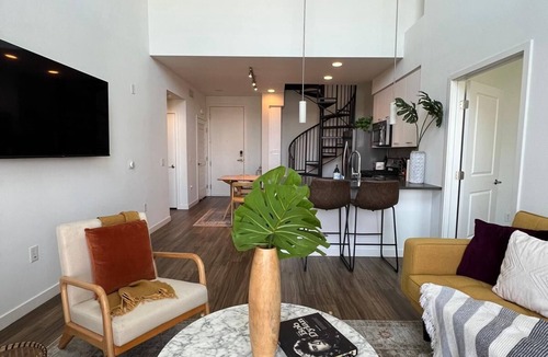 Westpark Apartment | Bright, Luxe, Best Location Mins to SNAn n