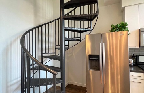 Westpark Apartment | Bright, Luxe, Best Location Mins to SNAn n