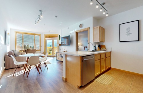 Mammoth Lakes Condo | Bright & Remodeled. Balcony, Great Views, Quiet Location. Pool On-site