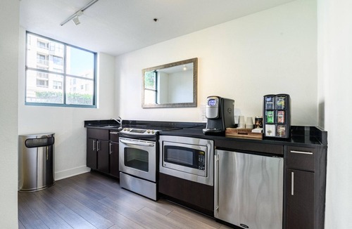 South Beach Apartment | Bright South Beach 1BR w/Sun Deck & Gym, nr Waterfront, by Blueground