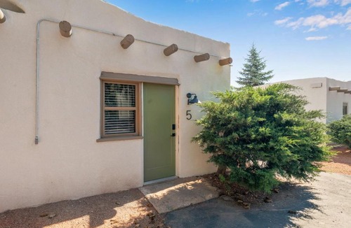 Manitou Springs Apartment | Bright Studio in Manitou Springs Walk Downtown