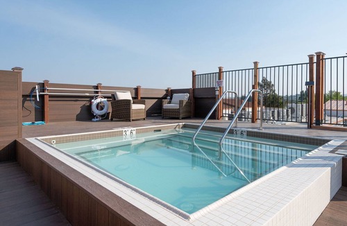 Walnut Creek Apartment | Broadway Plaza and Hot Tub in Walnut Creek