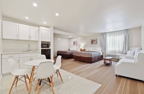 Sherwood Forest and Thistle Development Hotel | Brookhurst Plaza Inn