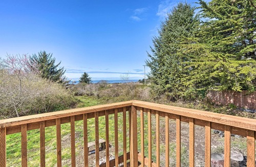 Smith River House | Bungalow w/Wraparound Deck - 8 Mi to Brookings