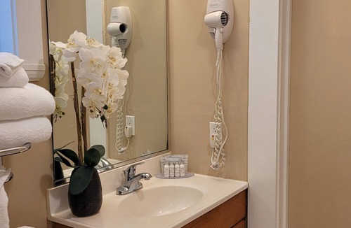 Pacific Grove Hotel | Butterfly Grove Inn