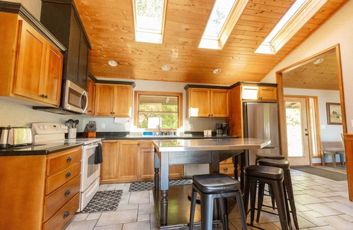 Gold Beach House | Byrdies Beach House - private beach and ocean view
