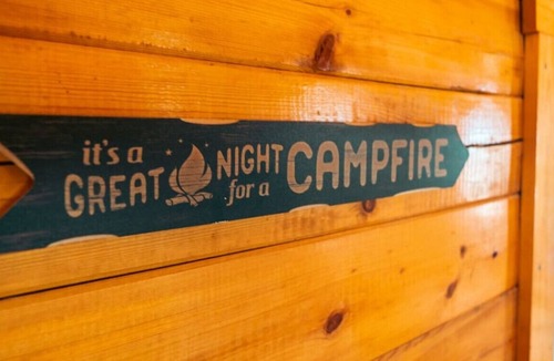 Ehrenberg Cabin | Cabin 2 · Rustic River Cabin!