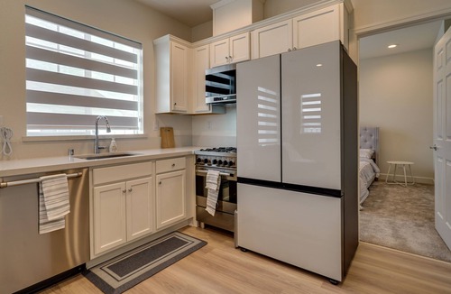 Tracy House | California Midterm Rental with Fenced Yard!