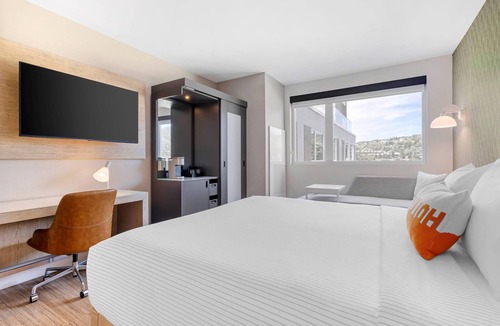 Burbank Hotel | Cambria Hotel Burbank Airport