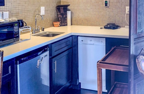 Los Angeles Apartment | Canterbury Knolls - Suite in Los Angeles