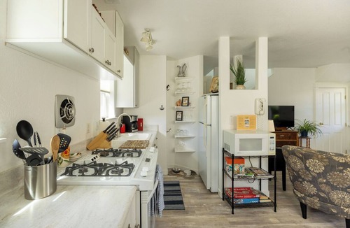 Siskiyou-Hargadine Historic District Cottage | Casa Amore, Ashland, Cozy Cottage in the Heart of Historic Ashland