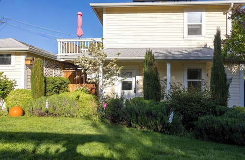 Siskiyou-Hargadine Historic District Cottage | Casa Amore, Ashland, Cozy Cottage in the Heart of Historic Ashland