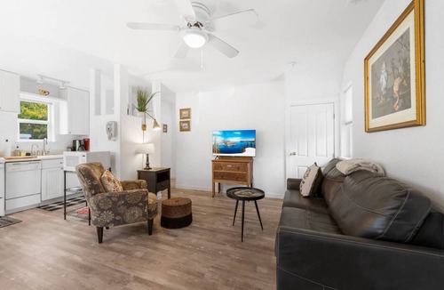 Siskiyou-Hargadine Historic District House | Casa Amore Cottage: Walkable and pet friendly!