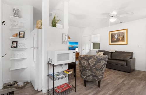 Siskiyou-Hargadine Historic District House | Casa Amore Cottage: Walkable and pet friendly!