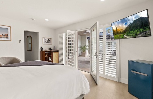 Warm Sands Hotel | Casa Oliver Hotel & Resort - A Gay Men's Resort