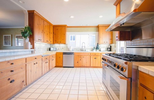 Bay Park House | Central coastal home - Ocean views and pool