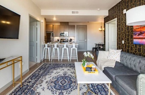 National City Apartment | Central King Beds Suite. Gym, Roof Top Pool/HotTub