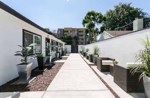 Valley Village Apartment | Central location One Bedroom Apartment parking
