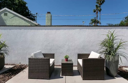 Valley Village Apartment | Central location One Bedroom Apartment parking