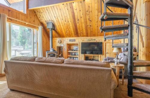 Mammoth Lakes Ski Chalet | Chalet 02 by Mammoth Mountain Chalets