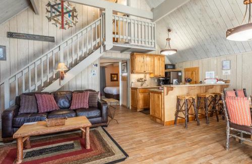 Mammoth Lakes Ski Chalet | Chalet 10 by Mammoth Mountain Chalets