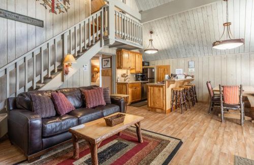 Mammoth Lakes Ski Chalet | Chalet 10 by Mammoth Mountain Chalets