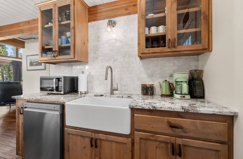 Sunriver Ski Chalet | Chalet Squatch - Cozy-Luxe Cabin Near Village & SHARC!