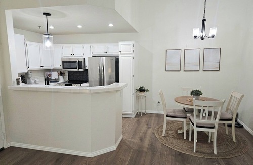 Oak Park Condo | Charming 1 Bedroom Condo in Oak PRk