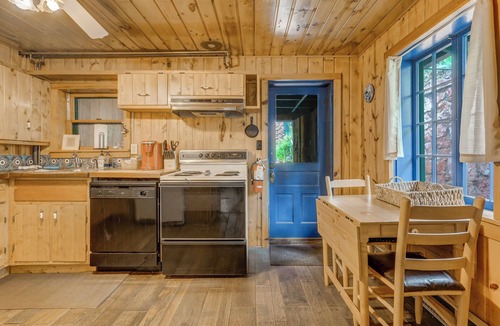 Cascade Cabin | Charming 2-bedroom cabin in gorgeous Cascade with Wifi and hot tub