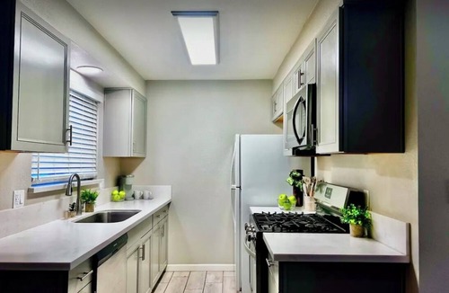 Carmichael House | Charming 2-bedroom house sleeps up to 8 with pull out couch/love seat, back yard