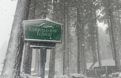 Tahoe Island Hotel | Charming 2 Queen bedroom lodge in South Lake Tahoe for a relaxing stay