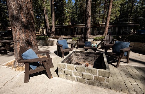 Tahoe Island Hotel | Charming 2 Queen bedroom lodge in South Lake Tahoe for a relaxing stay