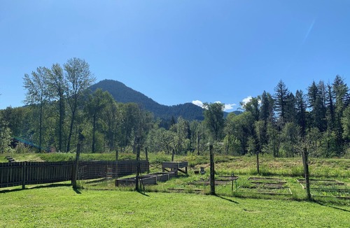 Rainbow Cabin | Charming 3-bedroom cabin on Dearborn Island with WiFi, AC, Hot Tub