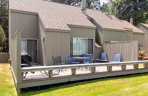Black Butte Ranch Condo | Charming Black Butte Ranch getaway on the golf course, dog-friendly with AC