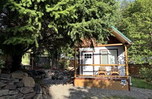 Idleyld Park Cabin | Charming Cabin for an Off-Grid Getaway in Umpqua National Forest, Oregon