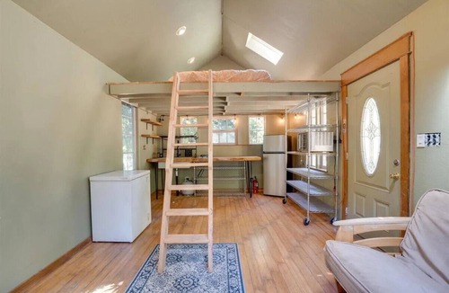 Carlotta Cabin | Charming cabin in serene Petrolia with WiFi